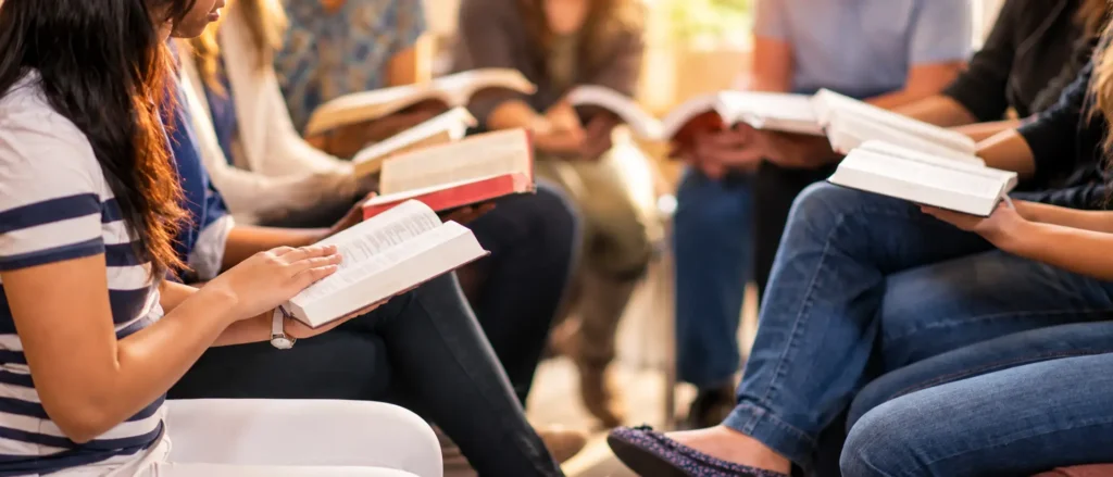 Centre Bíblic - Dones Mujeres sentadas leyendo la Biblia